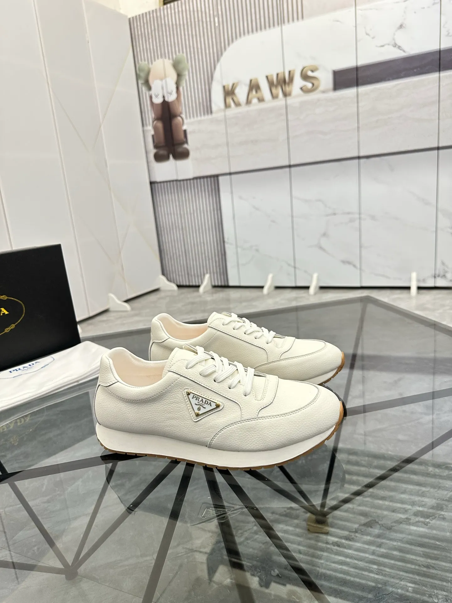 Men's shoes: 💰P420¥ Product trademark: Prada *"Prada*" low-top casual shoes Regular size: 38-44 (can be customized to 45) Product materials: imported cowhide upper, sheepskin lining, original outsole. Number: 020